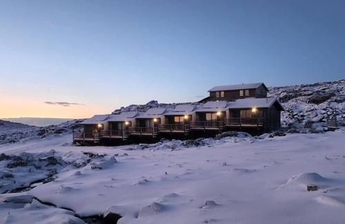 Ben Lomond Cabin | Cosy cabin in historic alpine village, surrounded by Tassie wilderness & iconic road.