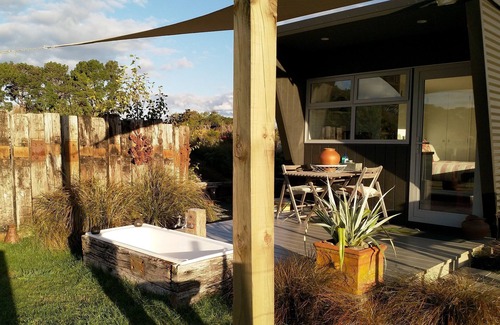 Featherston Cabin | Cosy cabin semi-rural