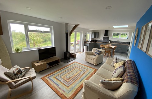 Mortehoe Cabin | cosy cabin, sleeps 6 close to coast path, pubs and beaches