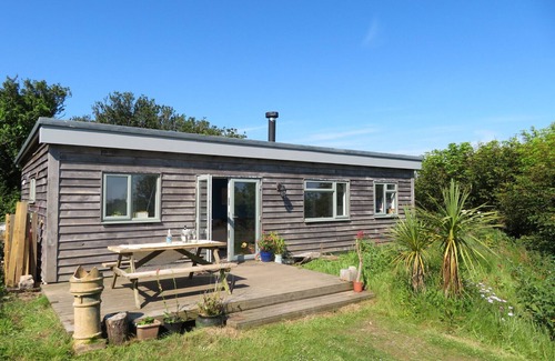 Mortehoe Cabin | cosy cabin, sleeps 6 close to coast path, pubs and beaches