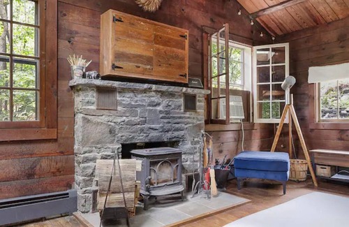 Woodstock Cabin | Cosy Catskills Cabin, minutes to Woodstock Village.