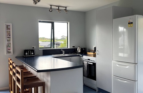 Riversdale House | Cosy Chalet style house filled with original Art and 500m to the beach.