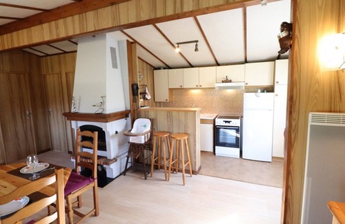 Arpajon-sur-Cere Cottage | Cosy Chalet: Tranquility, Nature & Adventure near Aurillac