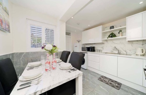 Grays House | Cosy Clean Home Near Central London