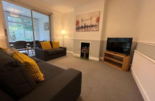 Lee House | Cosy & Comfortable 3 Bed House, Office & Driveway