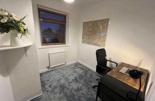 Lee House | Cosy & Comfortable 3 Bed House, Office & Driveway
