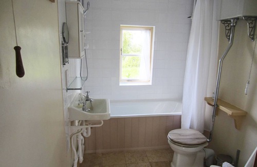 Mangotsfield Cottage | Cosy Cotswold Cottage Hidden Away in an Orchard.