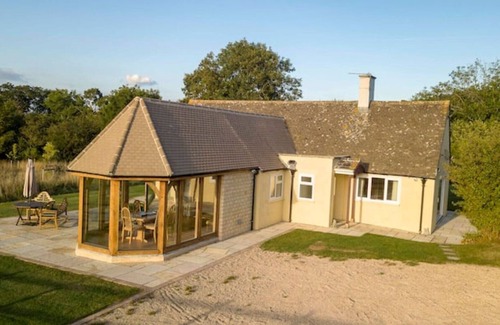 Gloucester House | Cosy Cotswolds Bungalow Garden Room and Patio