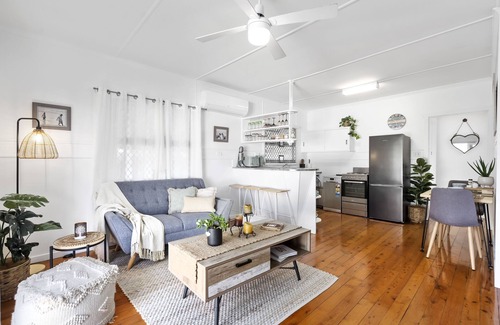Mermaid Beach House | Cosy cottage, dog friendly, walk to beach, shops, bus, inc linen & toiletries