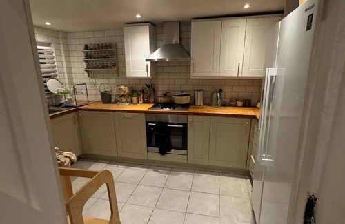 Old St Mellons Cottage | Cosy Cottage house Based in Cardiff City, 5-10 min to City Center.