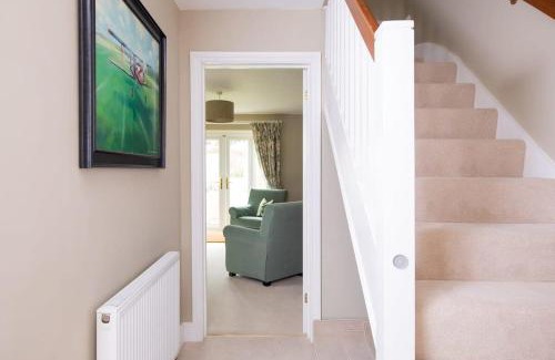 Chichester House | Cosy Cottage in Beautiful South Downs Walk 2 Pub