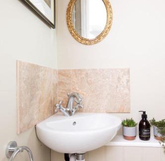 Chichester House | Cosy Cottage in Beautiful South Downs Walk 2 Pub