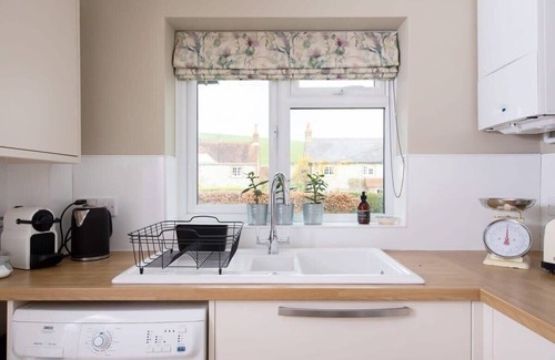 Chichester House | Cosy Cottage in Heart of South Downs