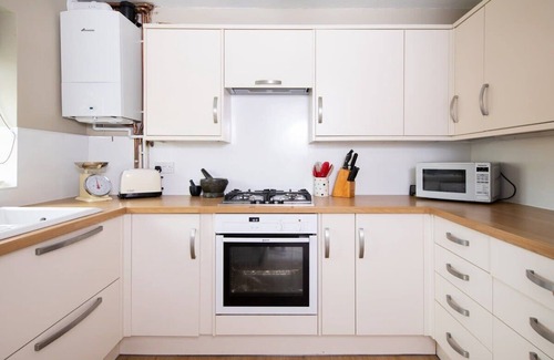 Chichester House | Cosy Cottage in Heart of South Downs