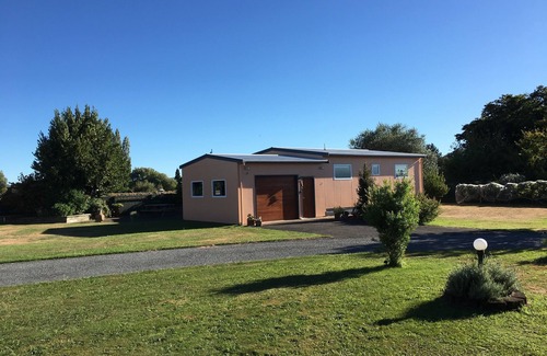 Ngongotaha Cottage | Cosy cottage in peaceful garden setting - just a minute's walk to Lake Rotorua