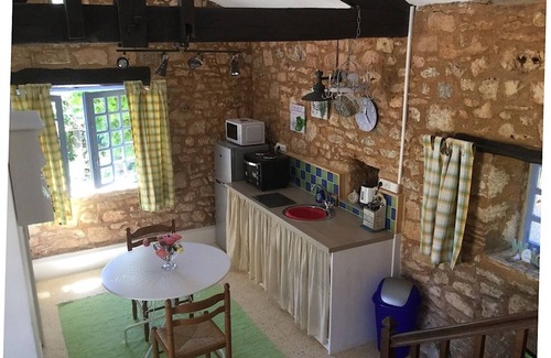Montcabrier Cottage | Cosy cottage in small charming 13c walled village.