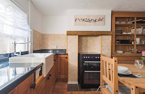 Temple Ewell Cottage | Cosy cottage in Temple Ewell, walk to the local pub and Kearsney Abbey