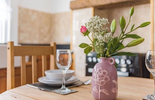 Temple Ewell Cottage | Cosy cottage in Temple Ewell, walk to the local pub and Kearsney Abbey
