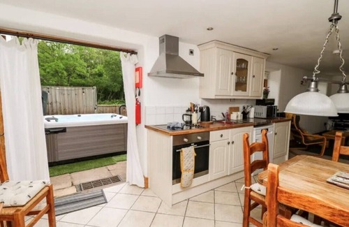 Pembridge House | Cosy cottage + optional jacuzzi. 1 of 2 cottages onsite