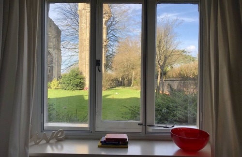 Malmesbury Cottage | Cosy Cottage Overlooking Malmesbury Abbey