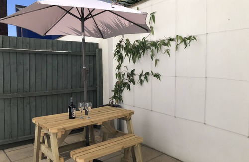 Boscombe Cottage | Cosy cottage, short walk to beach and restaurants