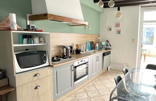 Villiers-sur-Tholon Cottage | Cosy cottage with barbecue & fireplace!