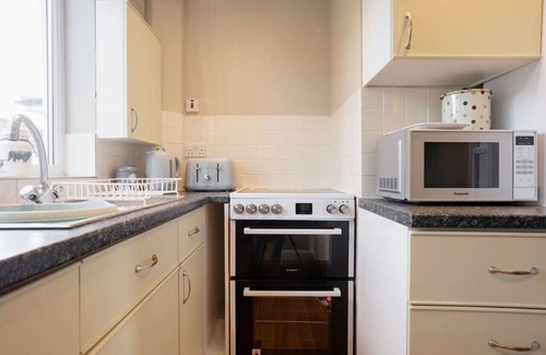 Rossett House | Cosy cottage with spacious bedrooms! Sleeps 7!