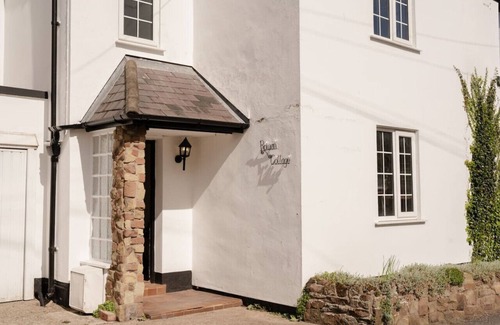 Rossett House | Cosy cottage with spacious bedrooms! Sleeps 7!