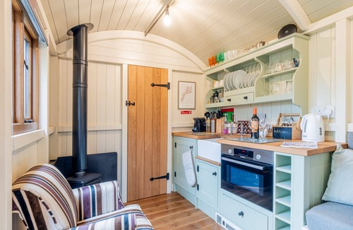 Filkins Cottage | Cosy dog friendly shepherd's hut in the Cotswolds with hot tub - The Hideaway