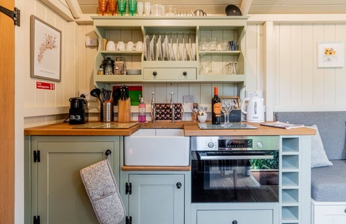 Filkins Cottage | Cosy dog friendly shepherd's hut in the Cotswolds with hot tub - The Hideaway
