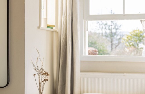 Hurstpierpoint House | Cosy double room with en-suite shower room and free WiFi