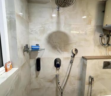 Sushant Lok Apartment | Cosy Ebony Suite Near Metro