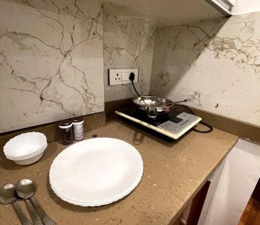 Sushant Lok Apartment | Cosy Ebony Suite Near Metro