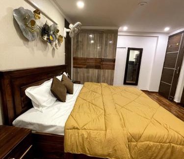 Sushant Lok Apartment | Cosy Ebony Suite Near Metro