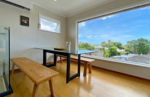 Massey House | Cosy family house in Massey with Good View