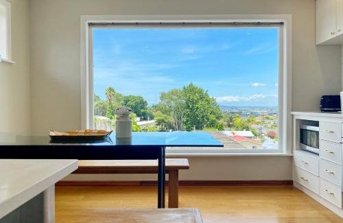 Massey House | Cosy family house in Massey with Good View