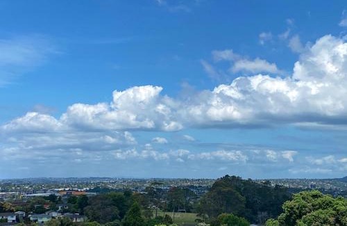 Massey House | Cosy family house in Massey with Good View