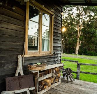 Channybearup House | Cosy Farmstay: Green Cabin at Whispering Woods