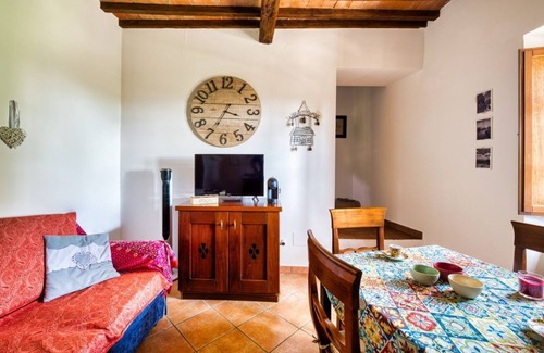 Passignano sul Trasimeno Apartment | Cosy flat equipped with all comforts to comfortably accommodate up to 3 people. The accommodation is located in a renovated former oil mill, which offers its guests numerous shared facilities: access to the seasonal swimming pool, green area with barbecu