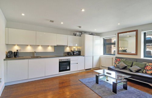 Peninsula Apartment | Cosy Flat Located in the heart of Greenwich, Industrial style.