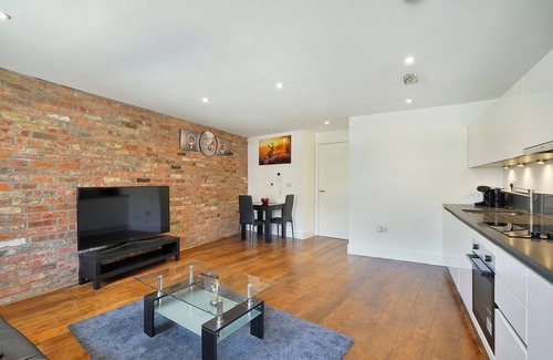 Peninsula Apartment | Cosy Flat Located in the heart of Greenwich, Industrial style.
