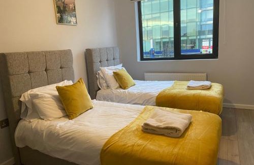 Cranford Apartment | Cosy flats near Heathrow, group bookings available with parking space