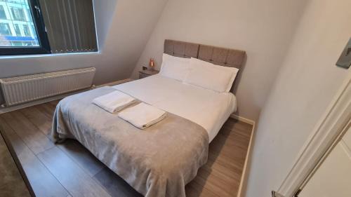 Cranford Apartment | Cosy flats near Heathrow, group bookings available with parking space