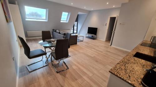 Cranford Apartment | Cosy flats near Heathrow, group bookings available with parking space