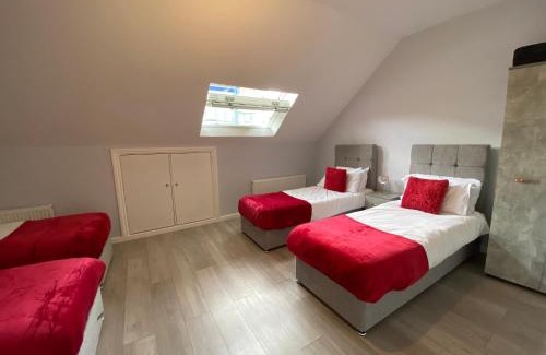 Cranford Apartment | Cosy flats near Heathrow, group bookings available with parking space