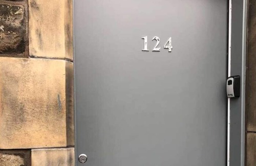 Dunfermline Apartment | Cosy, fully equipped ground floor apartment (124)