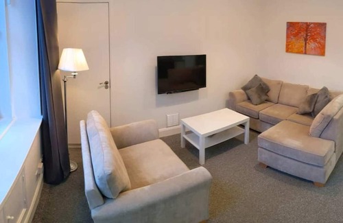 Dunfermline Apartment | Cosy, fully equipped ground floor apartment (124)