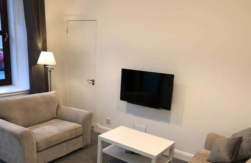 Dunfermline Apartment | Cosy, fully equipped ground floor apartment (124)