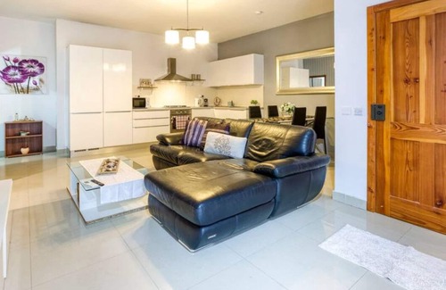 Naxxar Apartment | Cosy, fully equipped 1BR home with Private Balcony