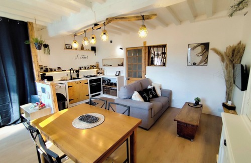 Montreuil-aux-Lions House | Cosy gîte garden terrace & dining options. Close to Disney